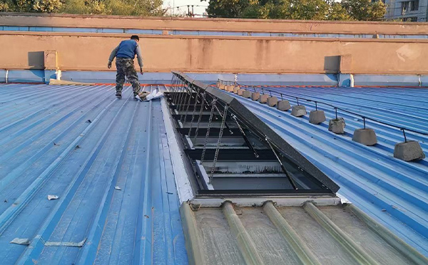 某区域性物流仓储中心甘德排烟窗系统安装项目